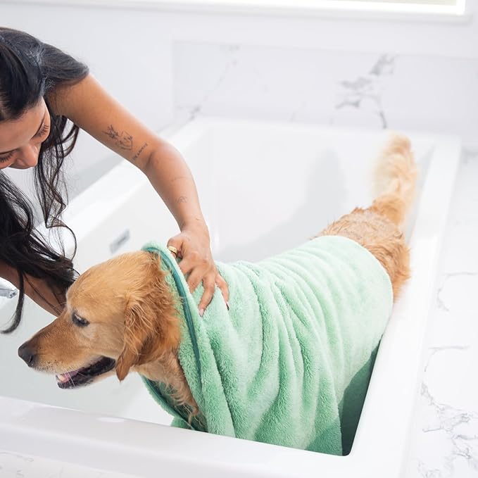 Two Tails Pet Company Pet N’ Dry Microfiber Bath Towel, Absorbent Dog Towels for Drying or Washing Large Dogs and Puppies, Soft and Lightweight, Fast Drying, Grooming Dog Supplies, Size Large